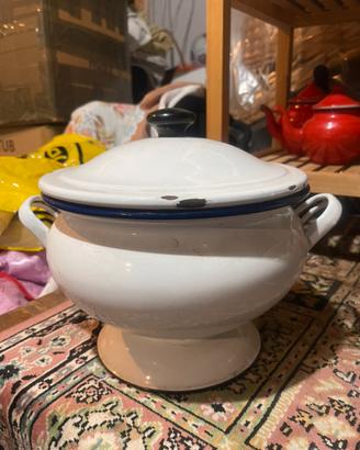 Vecchia zuppiera smaltata