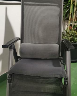 sedia a sdraio di colore grigio
