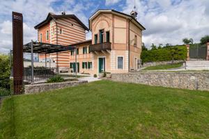 Villa di 230 m² con più di 5 locali e box auto dop