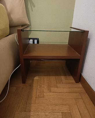 Comodini con vetro e ripiano