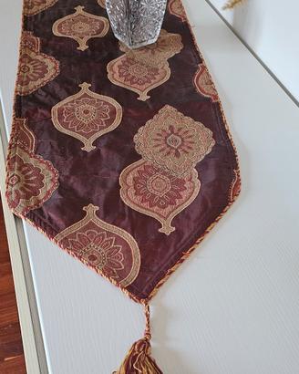 Elegante Runner in jacquard damascato bordeaux 