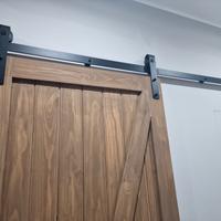 Porta in legno scorrevole con binario