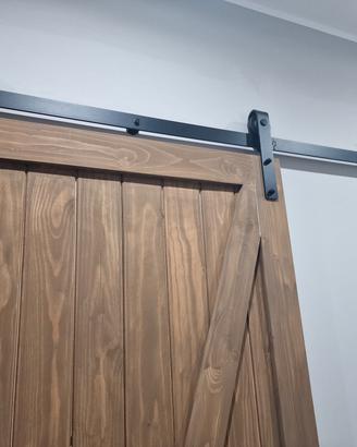 Porta in legno scorrevole con binario