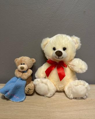 Peluche con cuore e lenzuola