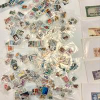 Collezione di francobolli e monete dal mondo