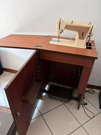 Macchina da cucire Singer vintage con mobiletto