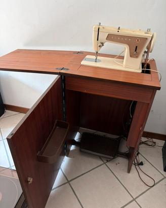 Macchina da cucire Singer vintage con mobiletto