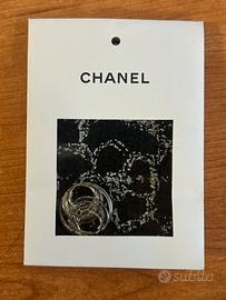 bottone originale Chanel con campione in tessuto