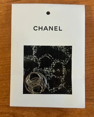 bottone originale Chanel con campione in tessuto