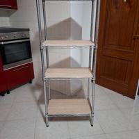 scaffale in acciaio con ripiani in legno