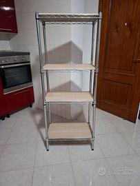 scaffale in acciaio con ripiani in legno