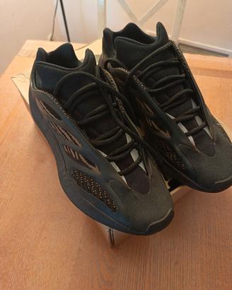 Adidas yeezy 700 V3 brown US 9
