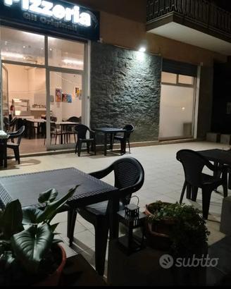 Pizzeria a sedere con asporto e domicilio