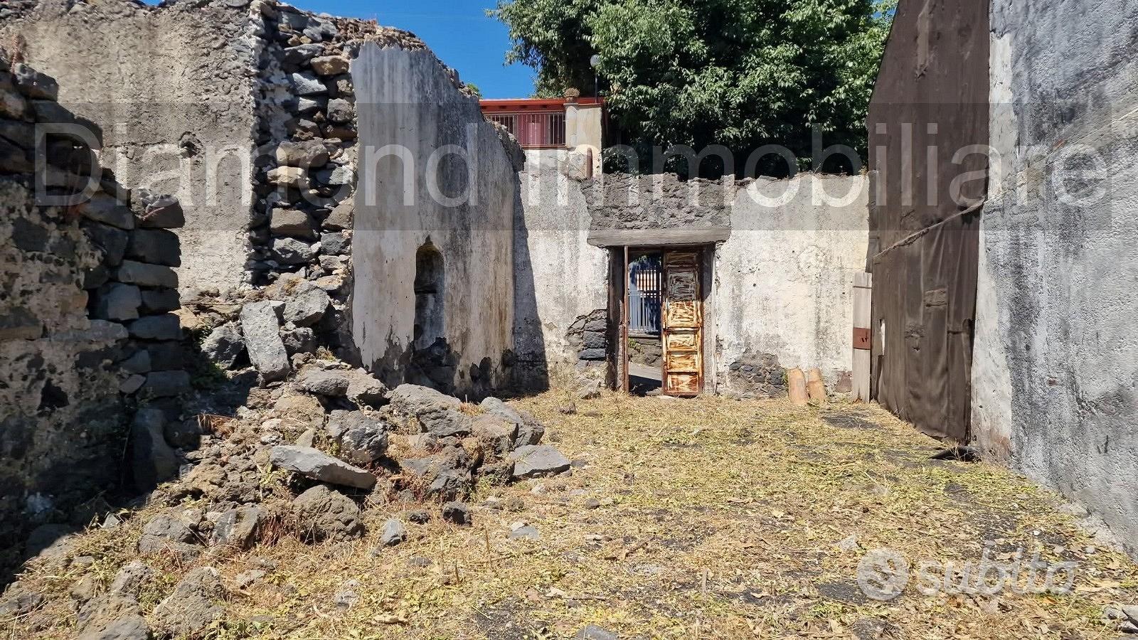 Ruderi con terreno a Presa-Piedimonte Etneo - Vista 2