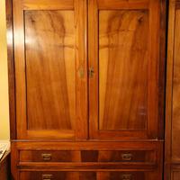Armadio sardo in noce intagliato