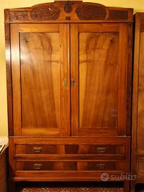 Armadio sardo in noce intagliato
