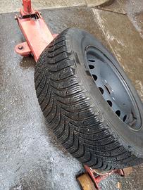 Pneumatici invernali Hankook 195/65 R15 con cerchi