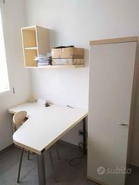 scrivania con accessori 