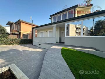 Villa singola su 4 livelli oltre a box e giardino