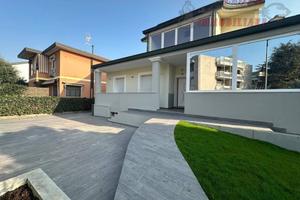 Villa singola su 4 livelli oltre a box e giardino