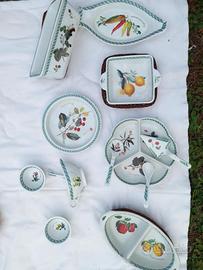 Ceramiche decorate con frutta e bordo verde