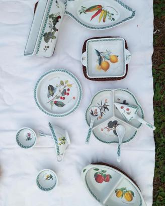 Ceramiche decorate con frutta e bordo verde