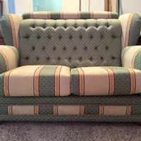 Divano classico con capitonné e struttura in legno