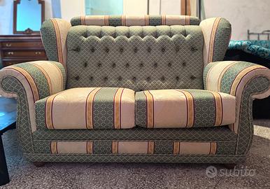 Divano classico con capitonné e struttura in legno