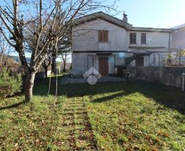 VILLA A SCHIERA D'ANGOLO A POZZAGLIA SABINA