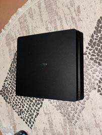 PS4 con 2 controller, 7 giochi e accessori