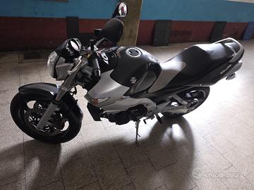 SUZUKI GSR 600 del 2008 con 32530 Km