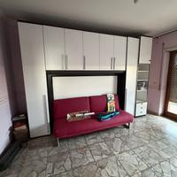 Cameretta con divano letto, armadio e libreria