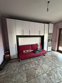 Cameretta con divano letto, armadio e libreria