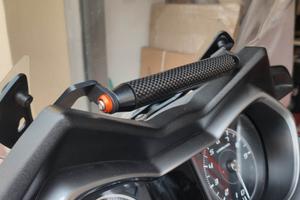 Staffa/supporto porta telefono cellulare per X-Max