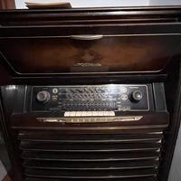 Mobile radio d’epoca con giradischi Grundig – anni