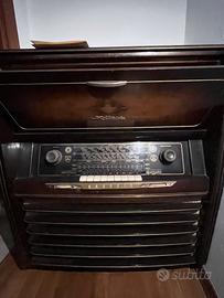 Mobile radio d’epoca con giradischi Grundig – anni