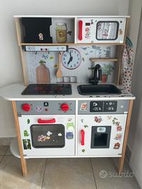 Cucina con accessori