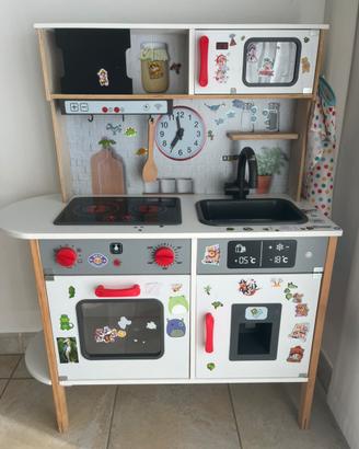 Cucina con accessori