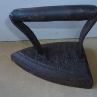 Antico ferro da stiro in lega di ghisa da stufa