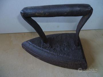 Antico ferro da stiro in lega di ghisa da stufa