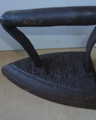 Antico ferro da stiro in lega di ghisa da stufa