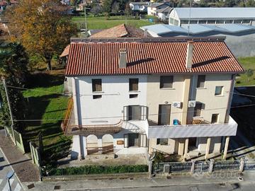 Spaziosa casa di testa con giardino
