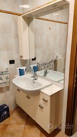 mobile bagno con lavandino e specchio 