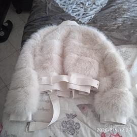 pelliccia con bordi in pelle di colore bianco 
