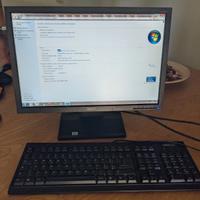 PC Desktop con monitor e tastiera