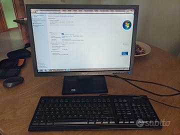 PC Desktop con monitor e tastiera