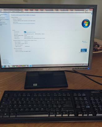 PC Desktop con monitor e tastiera
