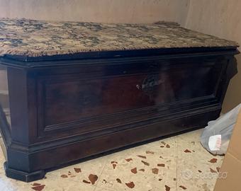 Cassapanca antica in legno scuro