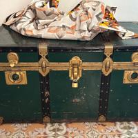 Baule vintage in metallo e ottone