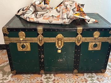 Baule vintage in metallo e ottone
